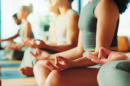 Yoga: benefici ed esercizi base per iniziare